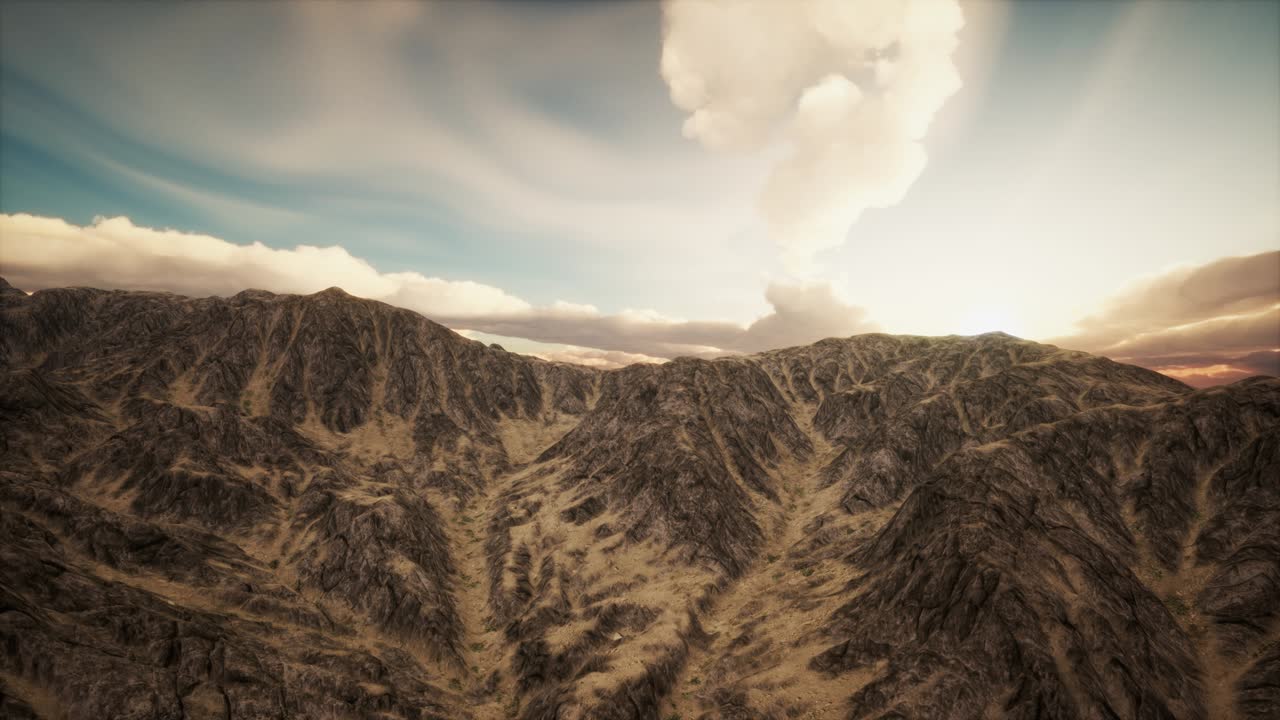 rayos de sol contra el telón de fondo de las montañas