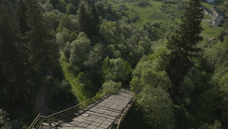 Ein-Blick-Auf-Eine-Kaputte-Skisprungschanze,-Umgeben-Von-Dichtem-Laub-In-Bakuriani,-Georgien