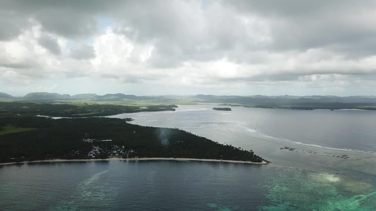 폭풍우의 날에 산타페, 시아르가오 섬의 새의 눈으로 찍은 사진