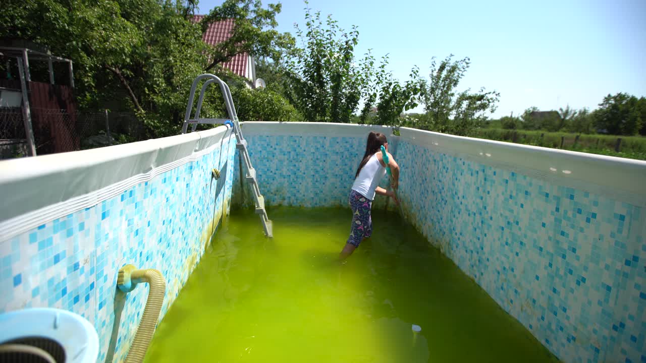 작은 소녀가 매우 더러운 수영장을 청소합니다.