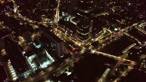 Toma-Aérea-Sobre-El-Centro-Financiero-En-El-Centro-De-Santiago-Por-La-Noche