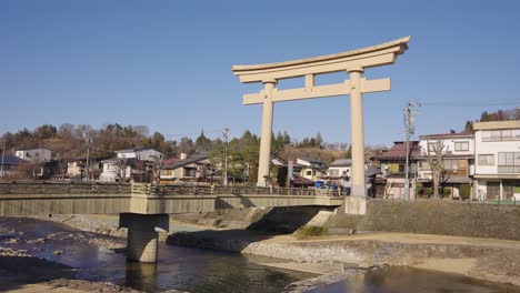 Barrio-Japonés-En-Takayama-Gifu,-Vista-Panorámica-Sobre-Una-Gran-Puerta-Torii-De-Piedra