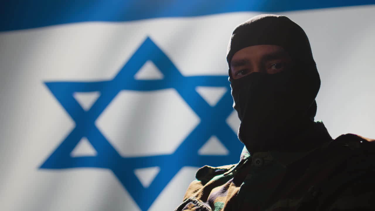 Agente segreto israeliano in una sala di controllo di guerra a braccia conserte, in rappresentanza del paese