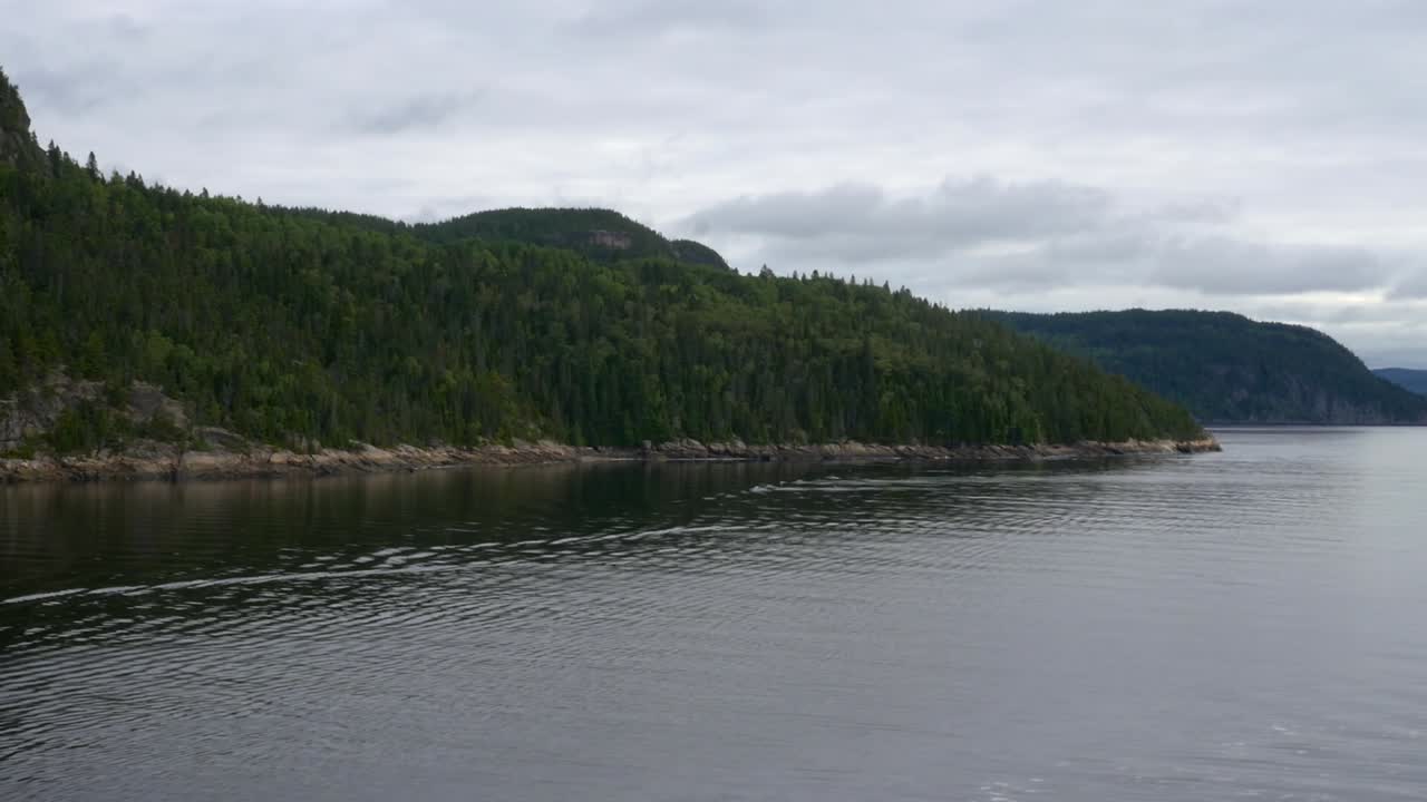 캐나다 qc, la baie 외곽의 saguenay fjord를 따라 순항하는 배의 선미에서 산의 전망