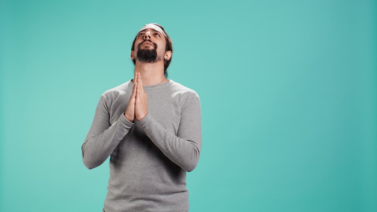 un hombre piadoso orando a su dios, pidiendo perdón