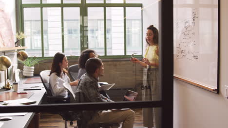 Vier-Kreative-Geschäftskollegen-Beim-Brainstorming-In-Einem-Büro