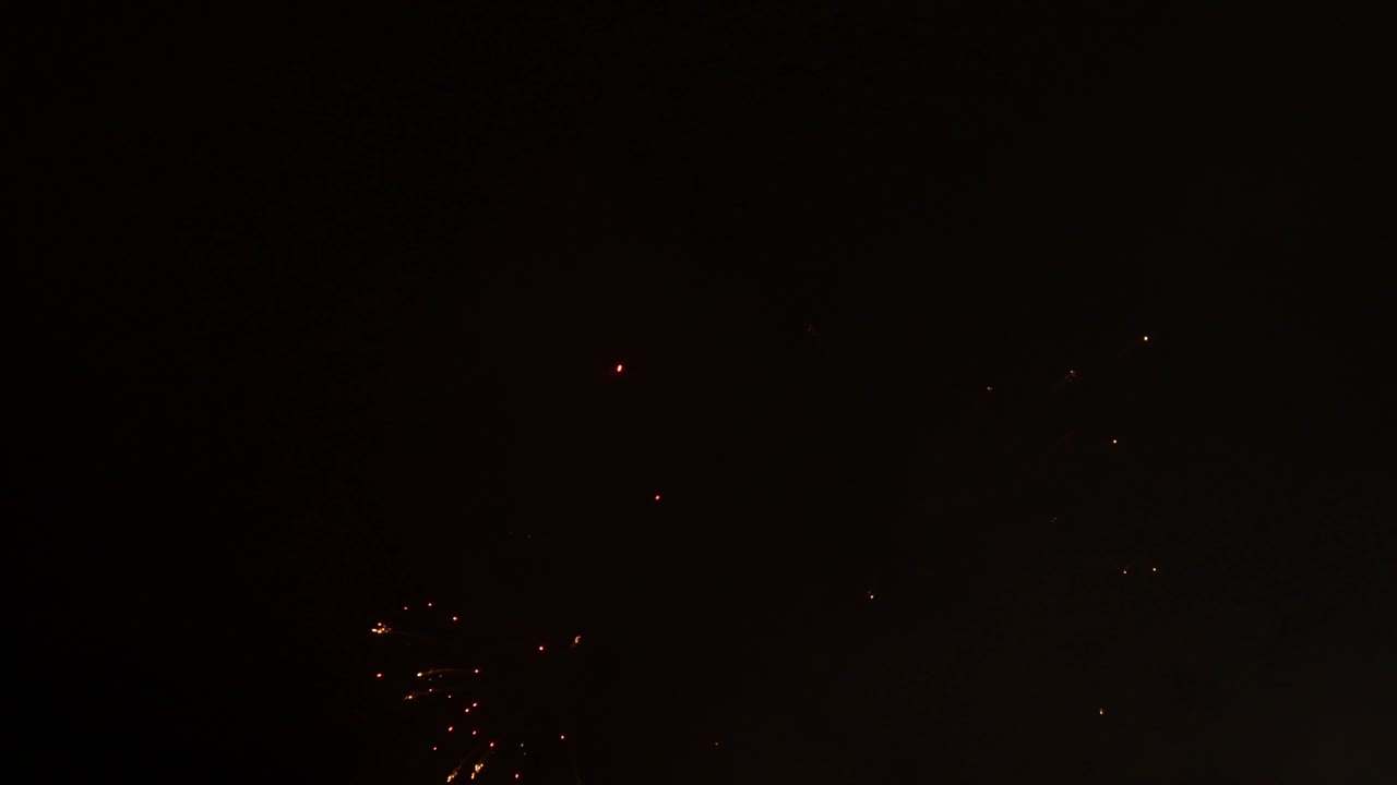 espectáculo de un gran castillo colorido de fuegos artificiales en una celebración - bucle