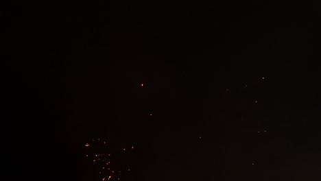 espectáculo de un gran castillo colorido de fuegos artificiales en una celebración - bucle
