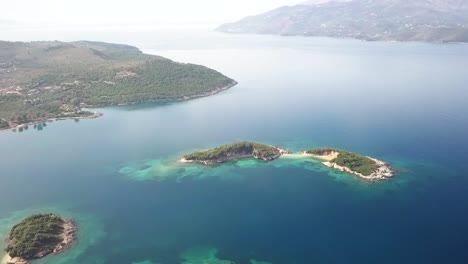 Drohne-über-Ksamil-Inseln-Mitten-In-Der-Adria-In-Albanien