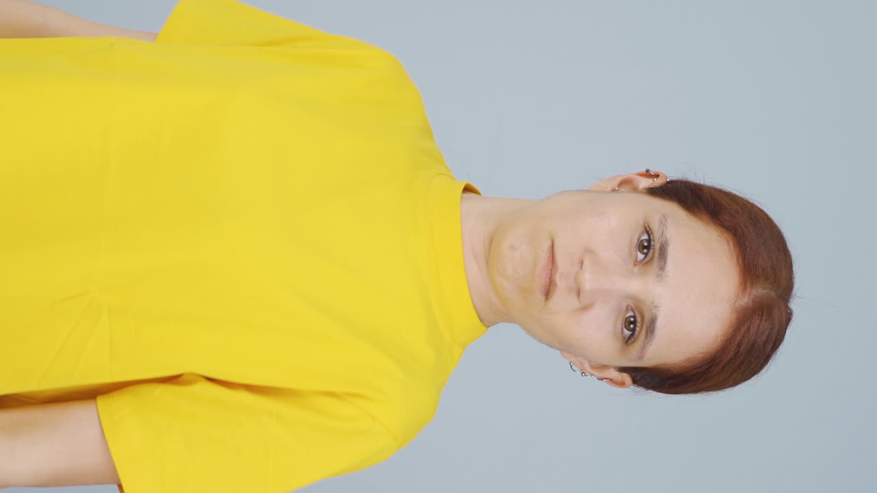vídeo vertical de la mujer no le gusta a sí misma y lo encuentra feo.