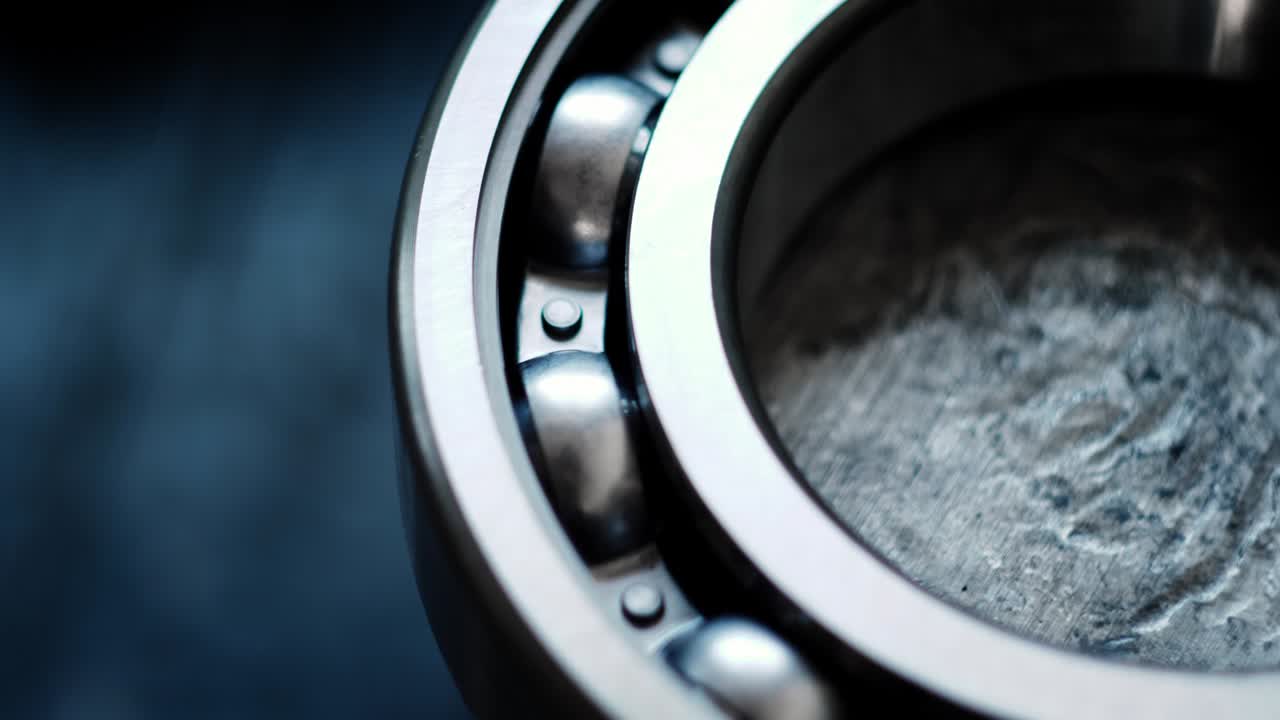 샤프트 파란색 배경에 큰 기어 박스 베어링의 클로즈업 뷰