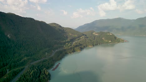 Vista-Aérea-De-La-Costa-De-Sonido-De-Howe,-Squamish,-Antes-De-Cristo,-Canadá