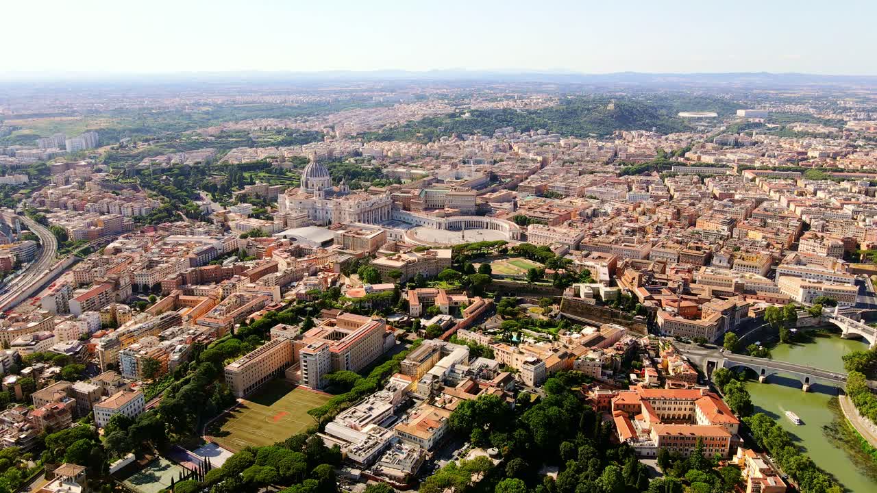 Sweeping Rome skyline reveals Vatican core and Pope’s iconic residence, Italy