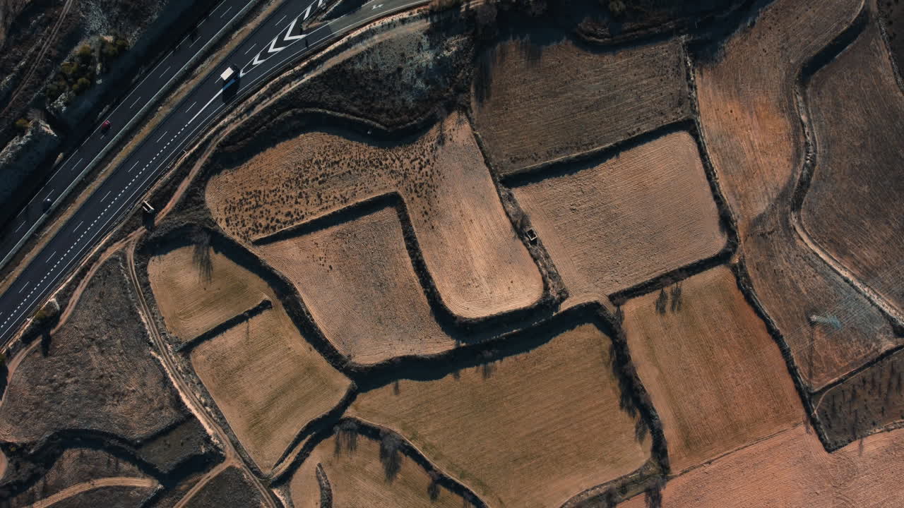 vista aérea de tierras de cultivo en terrazas con carretera