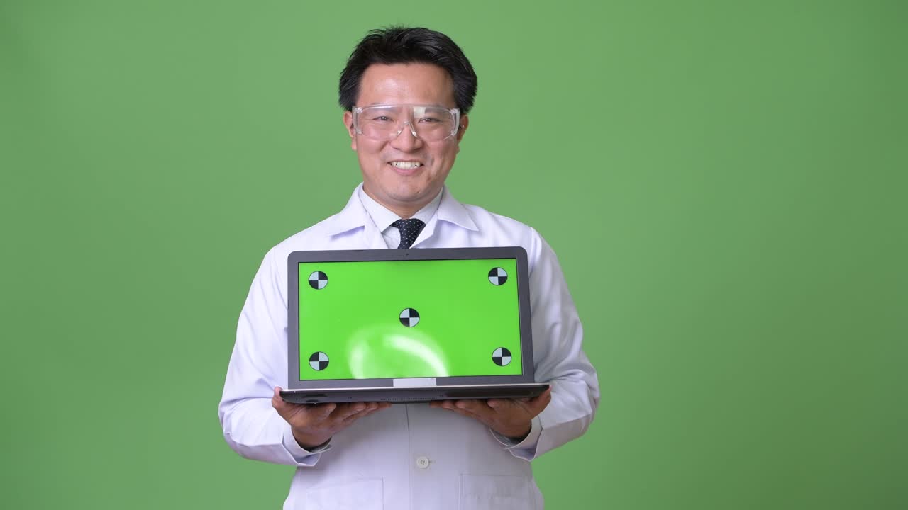 보호 안경을 쓴 성숙한 일본인 남자 의사