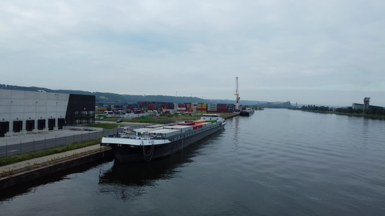 유럽 항구 에서 컨테이너 를 고 있는 운하 배