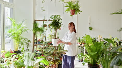 mujer en una tienda de plantas