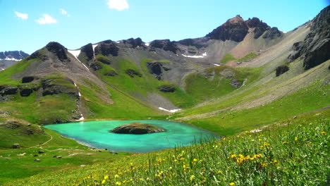 Luftaufnahmen,-Filmische-Drohne,-Eis,-Seebecken,-Silverton-Insel,-See,-Aqua,-Blaues,-Klares-Wasser,-Alpine-Tundra,-Atemberaubende-Bergkette,-Schnee,-Gelbe-Wildblumen,-Hochsommer,-Tagsüber,-Schöne-Langsame-Schwenkbewegung-Nach-Links