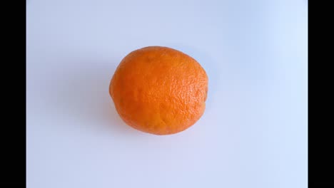 Ganze-Orange,-Die-Sich-In-Stop-Motion-Herumdreht,-Isoliert-Auf-Weißem-Hintergrund