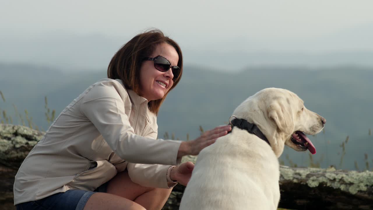 산을 배경으로 있는 여성 애완동물 실험실 개