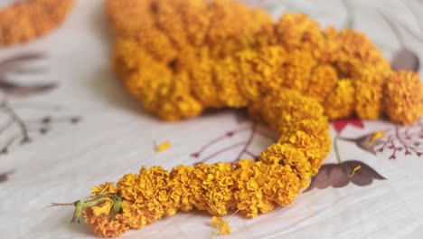 guirnaldas de flores de caléndula en la cama