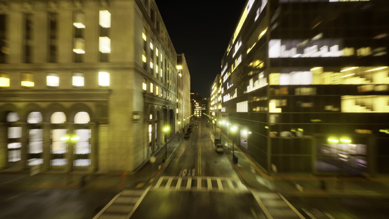 밝은 건물 과 활기찬 바쁜 거리 들 이 있는 도시 의 야간 풍경