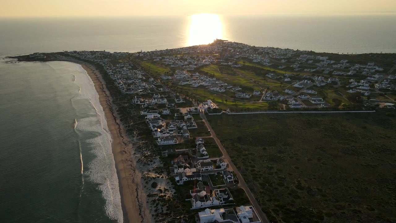 Exclusivo Complejo de Golf Shelley Point y playa Golden Mile al amanecer, vista aérea