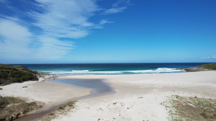 Kleine Bucht im Sommer in Tasmanien, Australien – Luftaufnahme mit einer Drohne