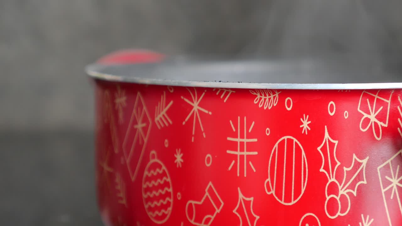 primer plano de una olla roja con decoraciones de navidad