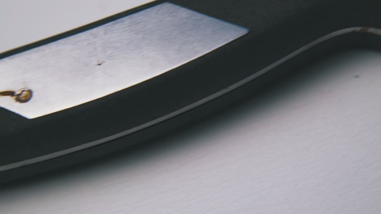 ⁇  표면에 검은 손잡이를 가진 칼을 따라 움직임