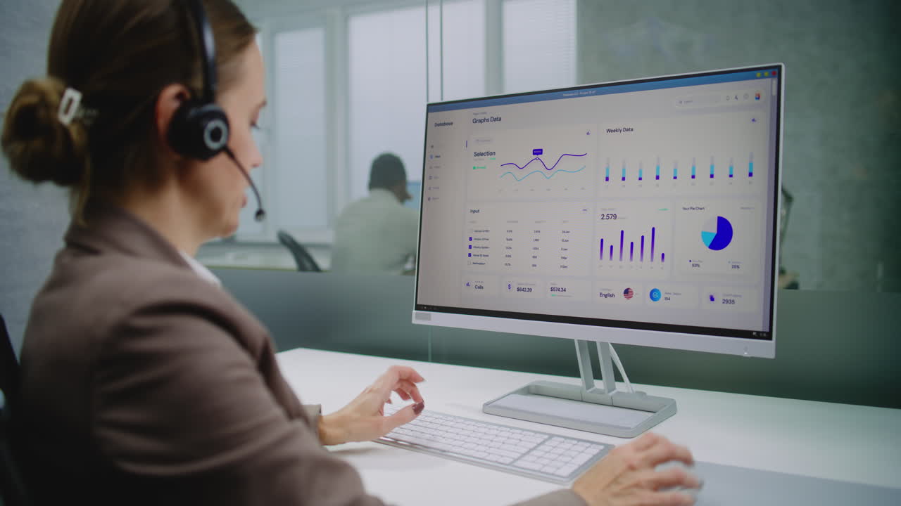 representante de servicio al cliente que trabaja en la computadora