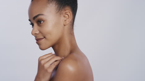 Porträt-Einer-Schönen-Afroamerikanerin,-Die-Mit-Der-Hand-Die-Schulter-Berührt,-Einen-Glatten,-Gesunden-Teint-Streichelt-Und-Perfekte-Natürliche-Schönheit-Auf-Weißem-Hintergrund-Genießt.-Hautpflegekonzept