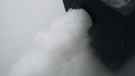 el humo se escapa de la máquina de humo en el escenario en el evento. disparo de humo en primer plano