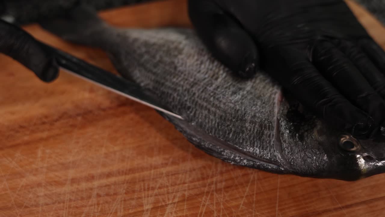 preparando un pescado