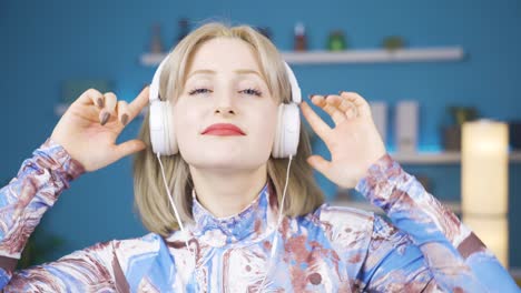 Mujer-Joven-Feliz-Escuchando-Música-Y-Bailando-Sola-En-Casa.