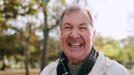 Naturaleza,-Risas-Y-Rostro-De-Hombre-Mayor-Con-Sonrisa