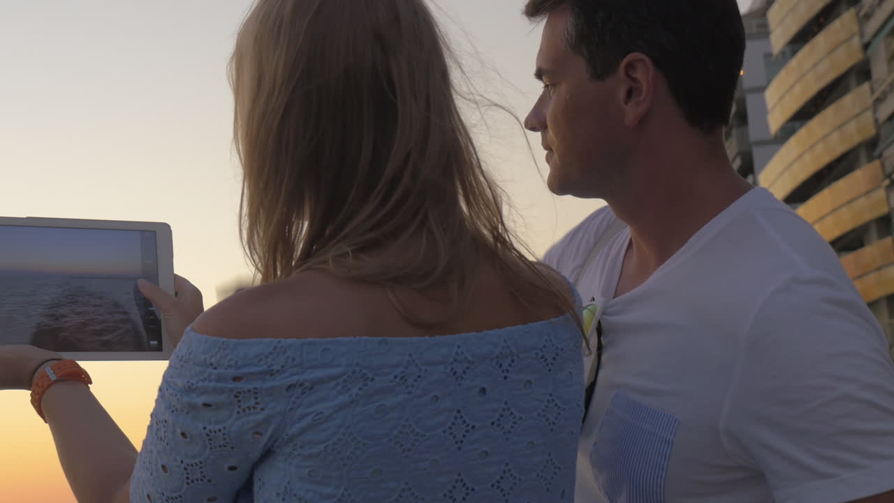 젊은이들이 터치 패드에서 바다 사진을 찍고 있습니다.