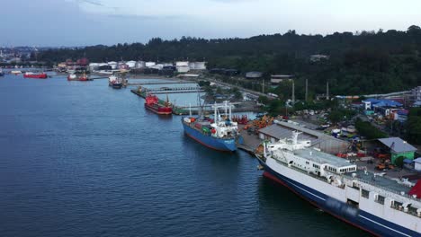 Ciudad-Portuaria-De-Balikpapan-Y-Planta-De-Refinería-De-Petróleo-PT-Pertamina-En-Kalimantan,-Indonesia---Toma-Aérea-Con-Drones