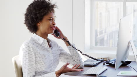 Joven-Negra-Hablando-Por-Teléfono-En-Una-Oficina,-Cámara-Lenta