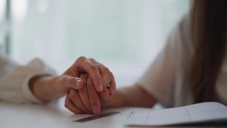 mulheres lésbicas apaixonadas se dão as mãos enquanto estudam juntas