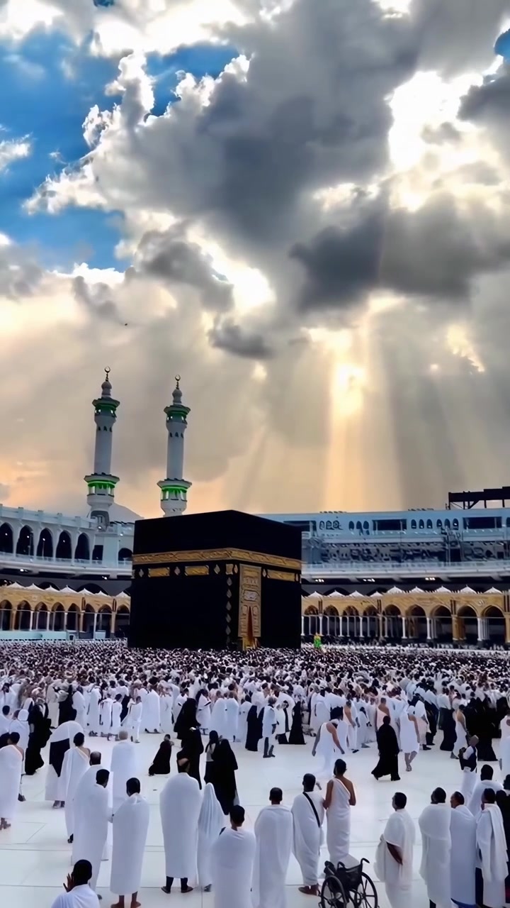 Peregrinos circulando la Kaaba en la Gran Mezquita de La Meca con rayos de sol