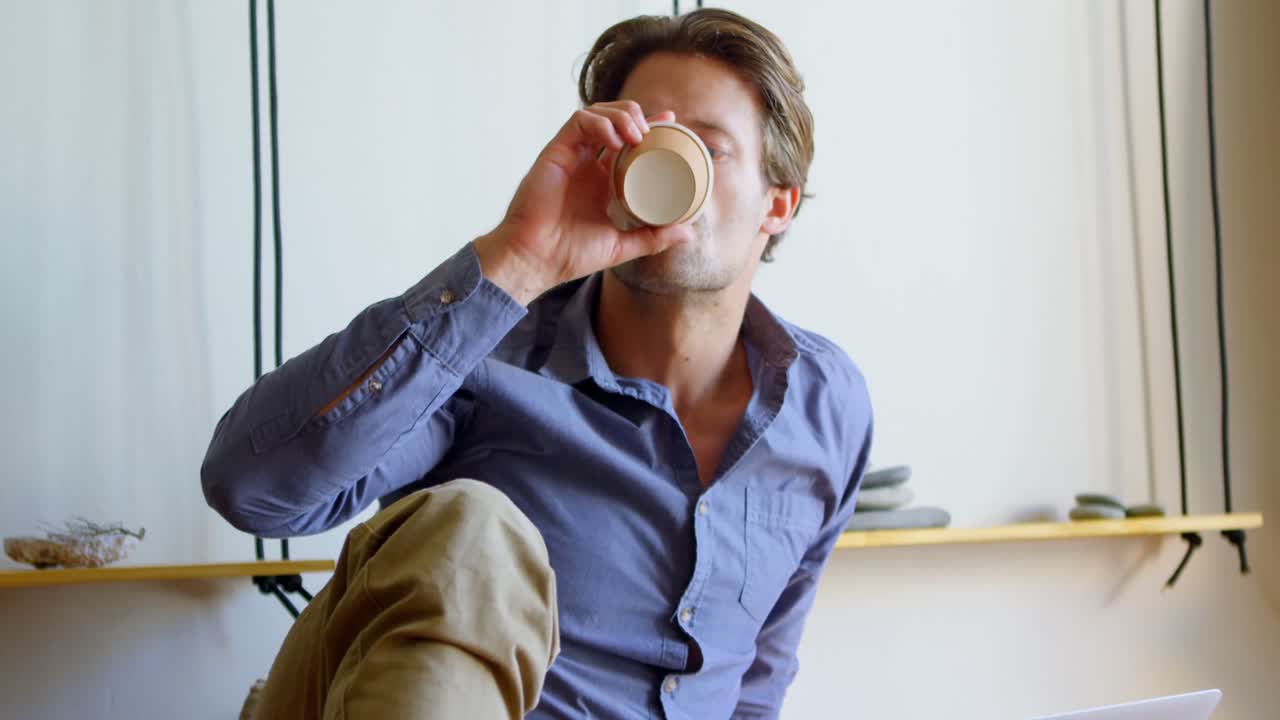 hombre tomando café en casa 4k