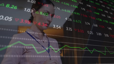 animación del procesamiento de datos sobre ingeniera informática caucásica con computadora portátil chequeando servidores de computadora