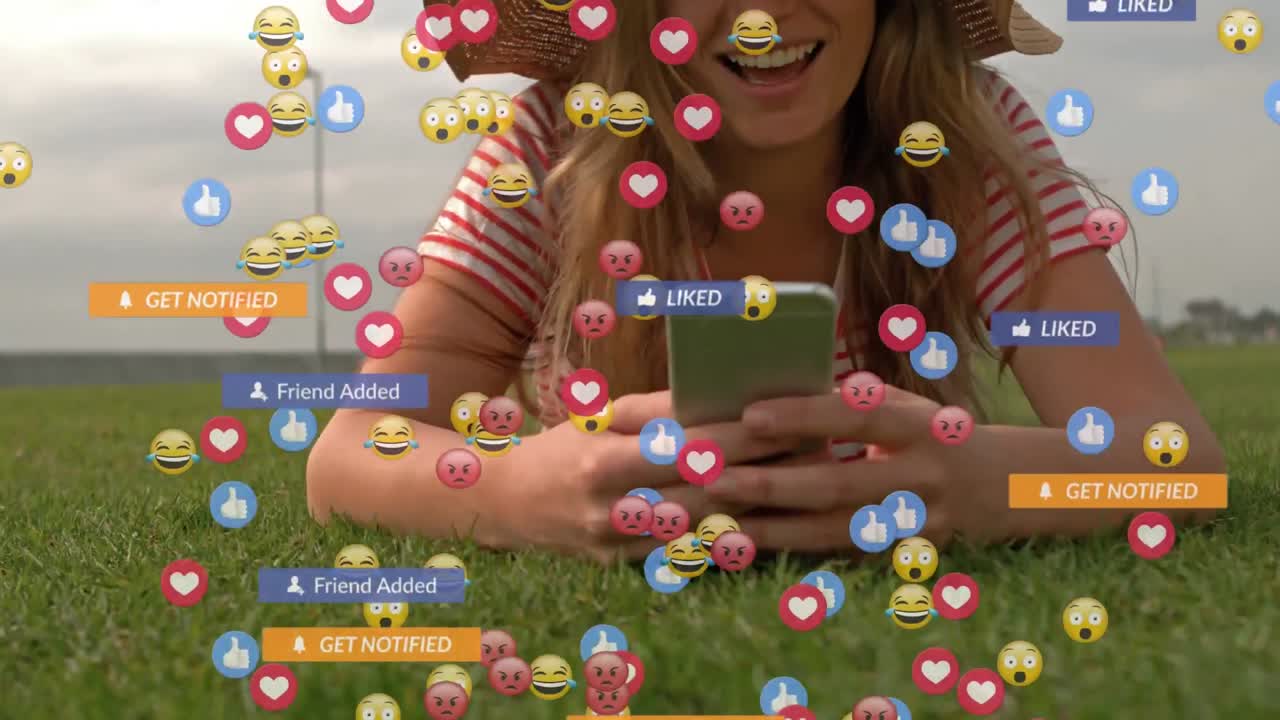 스마트 폰을 사용하는 여성 위에 디지털 아이콘을 가진 배너에 대한 소셜 미디어 텍스트의 애니메이션