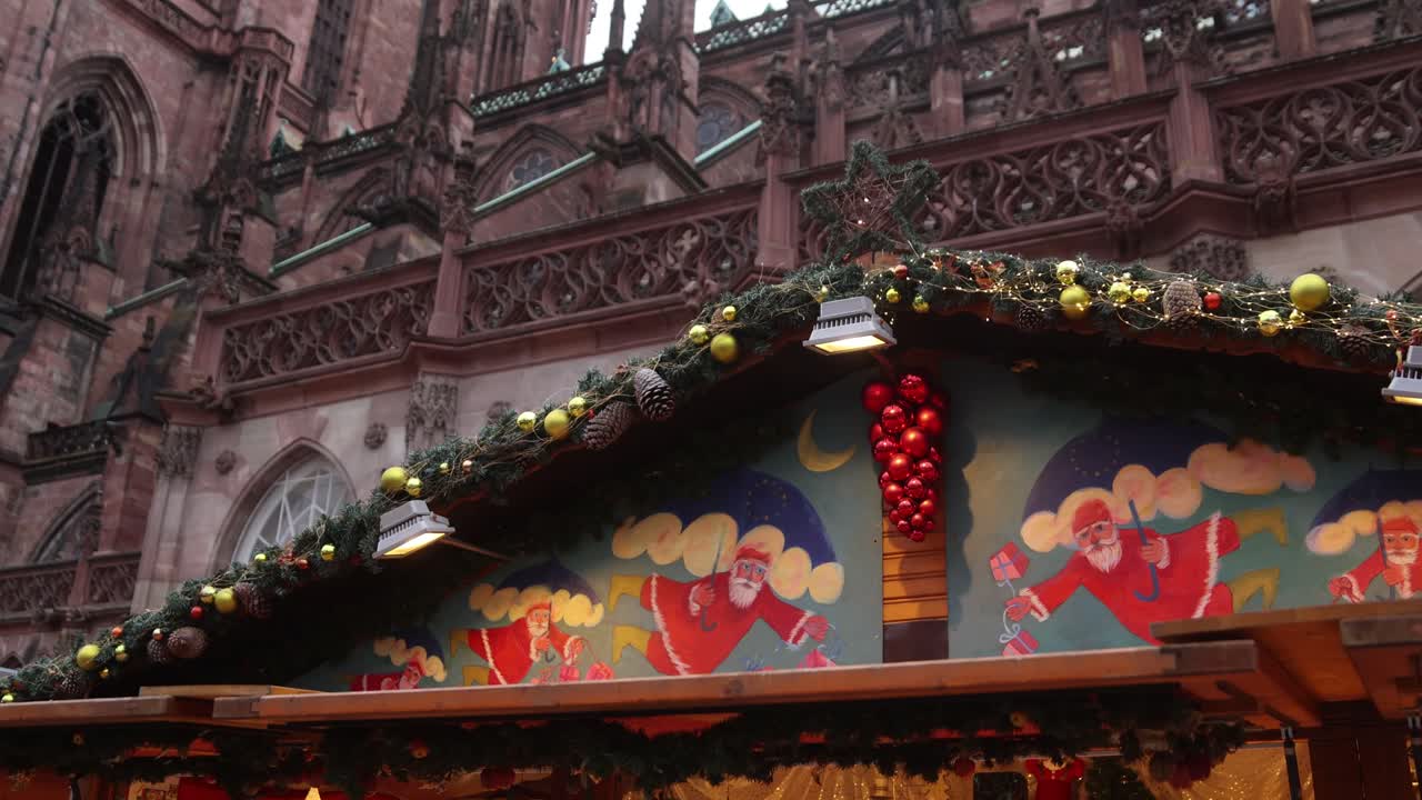 유럽 의 축제적 인 크리스마스 시장 에서 스트라스부르크 대성당 앞 에 있는 다채로운 x 크리스마스 시장 스탠드