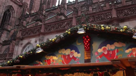 Bunter-Weihnachtsmarktstand-Vor-Der-Straßburger-Kathedrale-Auf-Einem-Festlichen-Weihnachtsmarkt-In-Europa