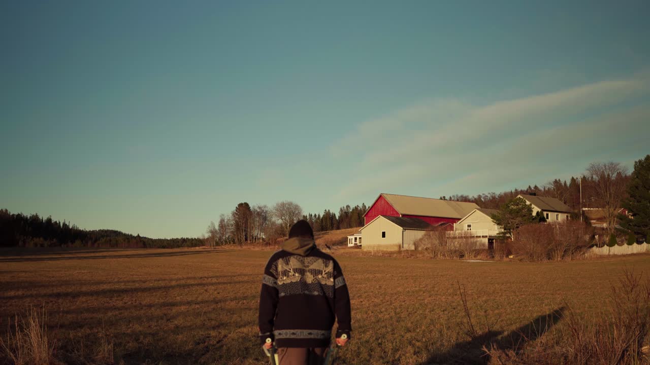 человек в сопровождении своей собаки, использует тележку для транспортировки материалов, необходимых для горячей ванны - статический снимок