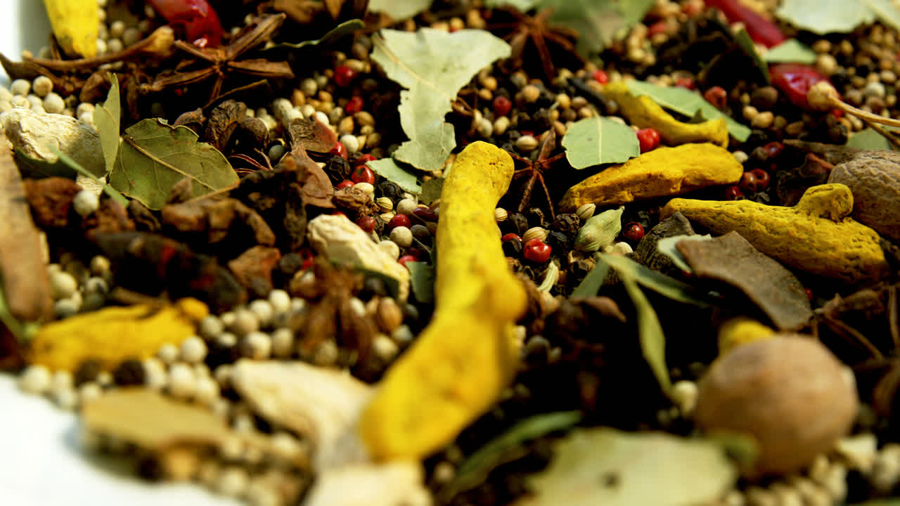 접시 4k 에 있는 여러 가지 향신료