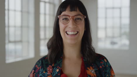 Retrato-De-Una-Joven-Mujer-Elegante-Caucásica-Sonriendo-Alegre-Usando-Gafas-Divertidas-Disfrutando-Del-Estilo-De-Vida-En-El-Apartamento