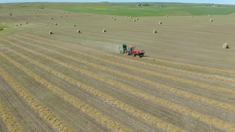 Gran-Pasto-Seco-En-América-Con-Tractor-Haciendo-Pacas-De-Heno,-Pan-Circular-Aéreo